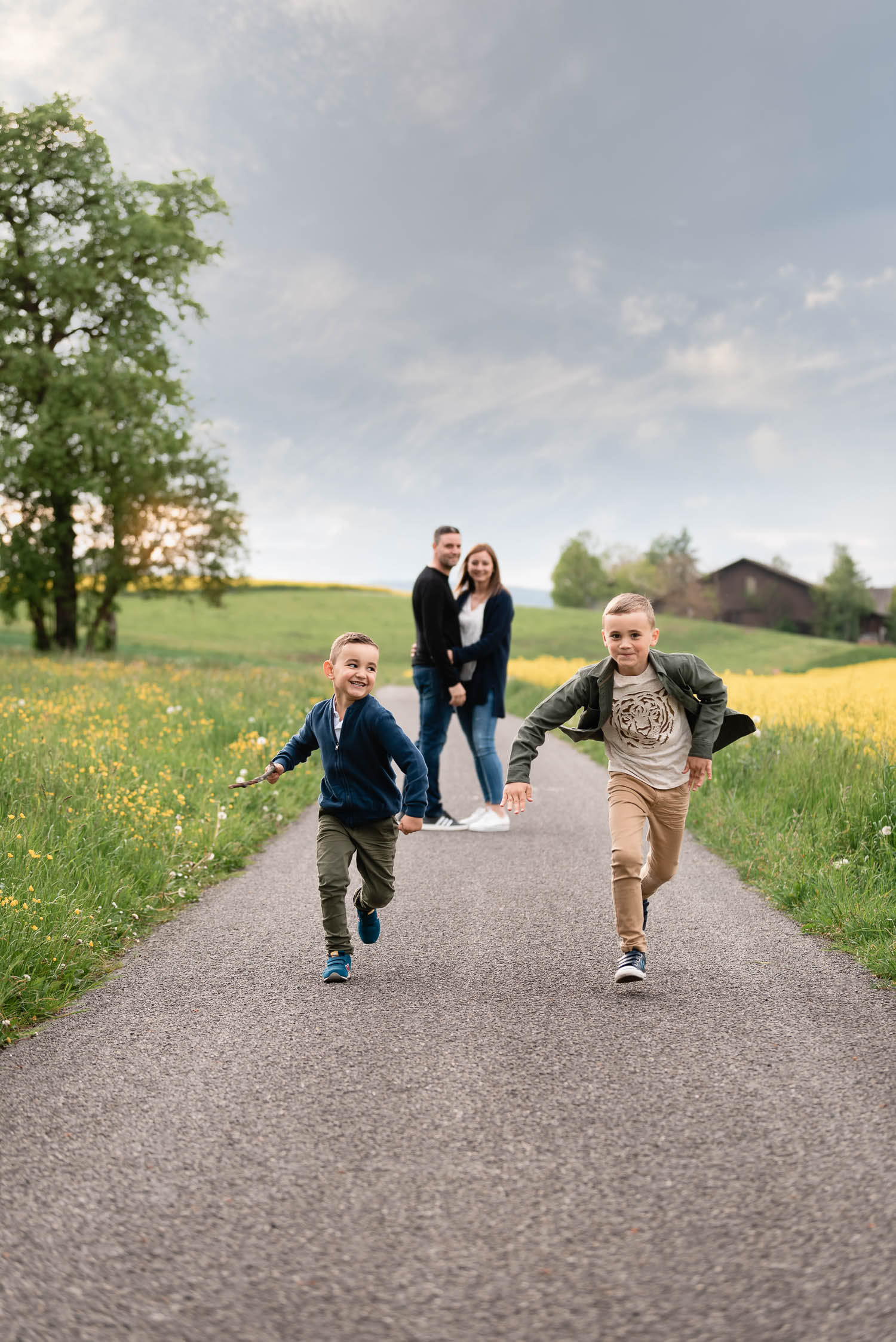 Familienfotos im Frühling Rapsfeld Oberglatt